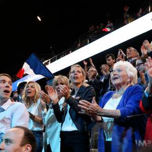 Brigitte Macron et ses enfants Laurence Auzière Jourdan (cardiologue), Tiphaine Auzière (avocate) et Sébastien Auzière (chercheur en laboratoire pharmaceutique) avec sa femme Christelle Auzière, Line Renaud et Françoise Noguès-Macron (la mère d'Emmanuel Macron) - La famille, les amis et soutiens d'Emmanuel Macron dans les tribunes lors du grand meeting d'Emmanuel Macron à l'AccorHotels Arena à Paris, le lundi 17 avril 2017. © Dominique Jacovides - Sébastien Valiela / Bestimage 