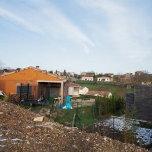 La maison en construction de Delphine Jubillar (Aussaguel) , disparue sans laisser de traces depuis le 16 décembre 2020 à Cagnac les Mines dans le Tarn. Un gendarme et une équipe du service des eaux ont mené des investigations pour chercher des traces dans le réseau raccordé à la maison. Le 7 janvier 2021  © Frédéric Maligne / Bestimage