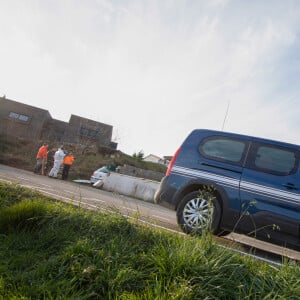 La maison en construction de Delphine Jubillar (Aussaguel) , disparue sans laisser de traces depuis le 16 décembre 2020 à Cagnac les Mines dans le Tarn. Un gendarme et une équipe du service des eaux ont mené des investigations pour chercher des traces dans le réseau raccordé à la maison. Le 7 janvier 2021  © Frédéric Maligne / Bestimage