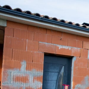 La maison en construction de Delphine Jubillar (Aussaguel) , disparue sans laisser de traces depuis le 16 décembre 2020 à Cagnac les Mines dans le Tarn. Un gendarme et une équipe du service des eaux ont mené des investigations pour chercher des traces dans le réseau raccordé à la maison. Le 7 janvier 2021  © Frédéric Maligne / Bestimage