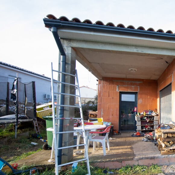 La maison en construction de Delphine Jubillar (Aussaguel) , disparue sans laisser de traces depuis le 16 décembre 2020 à Cagnac les Mines dans le Tarn. Un gendarme et une équipe du service des eaux ont mené des investigations pour chercher des traces dans le réseau raccordé à la maison. Le 7 janvier 2021  © Frédéric Maligne / Bestimage