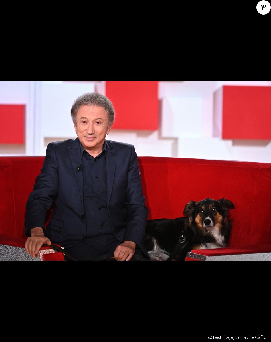 Exclusif - Michel Drucker et sa chienne Isia- Enregistrement de l'émission Vivement dimanche prochain au studio Gabriel, presentée par Michel Drucker . Diffusion sur France 2 le 21 Novembre 2021 . © Guillaume Gaffiot / Bestimage