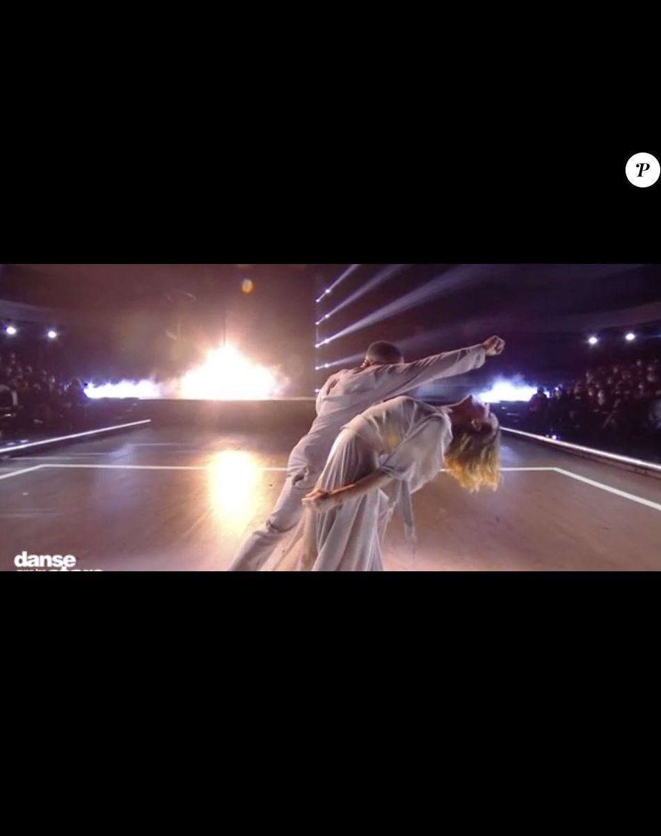 Tayc et Fauve Hautot lors de la demi-finale de "Danse avec les stars" - 19 novembre 2021, TF1