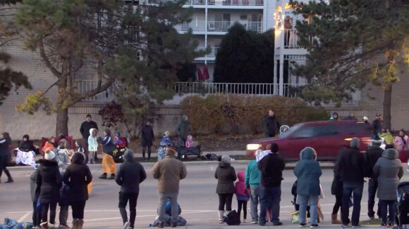 Un véhicule fonce dans une parade de Noël aux Etats-Unis : Joe Biden a "le coeur brisé"