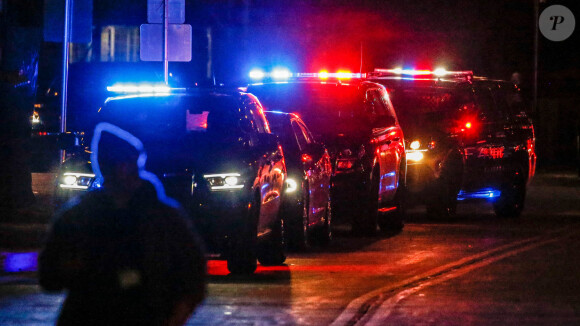 Secours et forces de police en action après le drame de la parade de Noël à Waukesha dans le Wisconsin aux Etats-Unis le 21 novembre 2021. Un véhicule type SUV a foncé dans la foule, faisant au moins 5 morts et des dizaines de blessés.