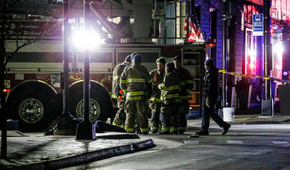Secours et forces de police en action après le drame de la parade de Noël à Waukesha dans le Wisconsin aux Etats-Unis le 21 novembre 2021. Un véhicule type SUV a foncé dans la foule, faisant au moins 5 morts et des dizaines de blessés.