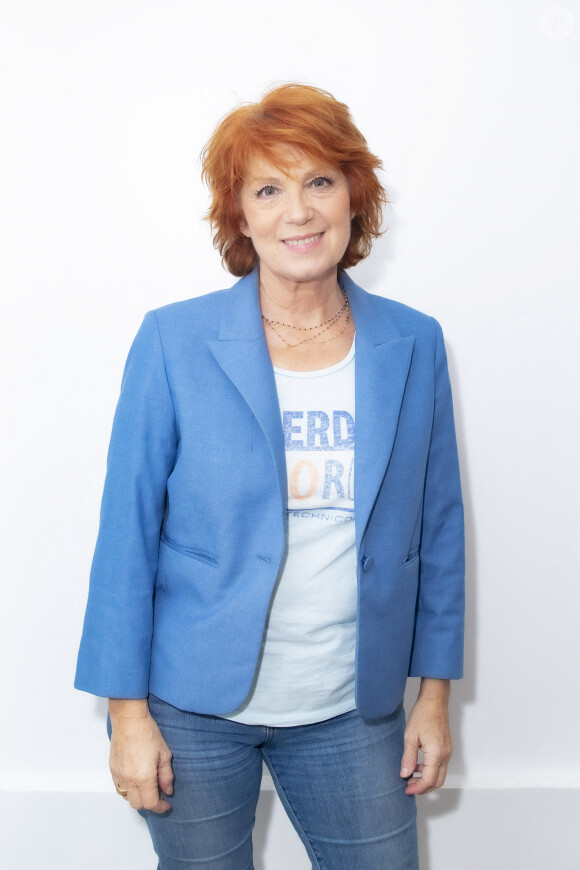 Exclusif - Véronique Genest - Backstage de l'émission TPMP (Touche Pas à Mon Poste) présentée par C.Hanouna le 23 novembre 2021. sur C8 - Paris le 23 novembre 2021. © Jack Tribeca / Bestimage 