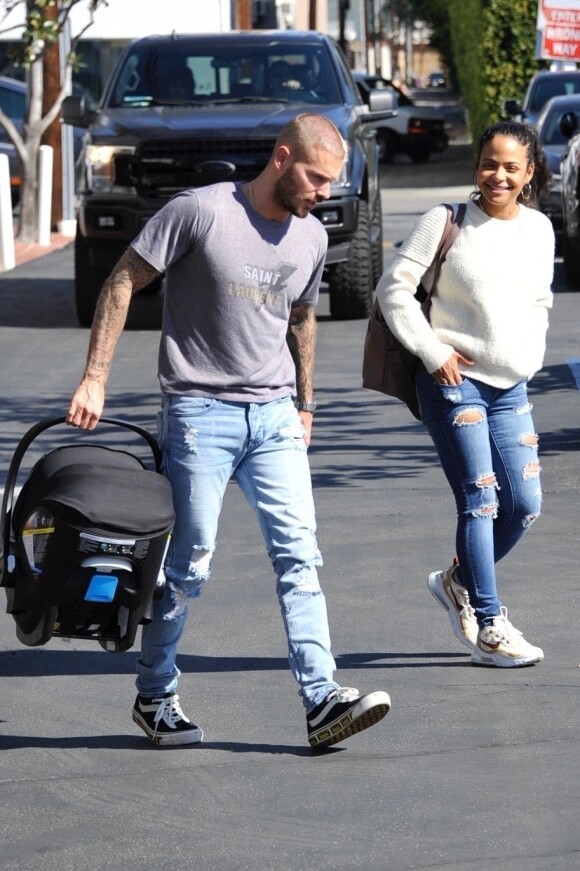 M. Pokora et sa compagne Christina Milian se baladent avec leur fils Isaiah dans le quartier de West Hollywood à Los Angeles. 