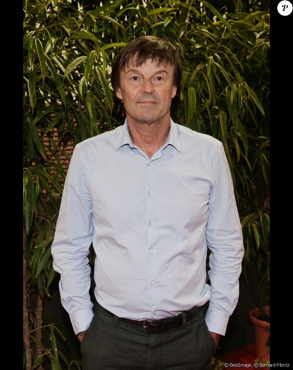 Exclusif - L'écologiste fondateur de la "Fondation pour la nature et l'homme", Nicolas Hulot s'est rendu à Saint-Emilion pour tenir une conférence dans le cadre de la première édition du Festival "Biotope Festival" dont il est l'invité d 'honneur. Des enfants de Saint-Emilion lui offre des dessins en rapport avec l'écologie.