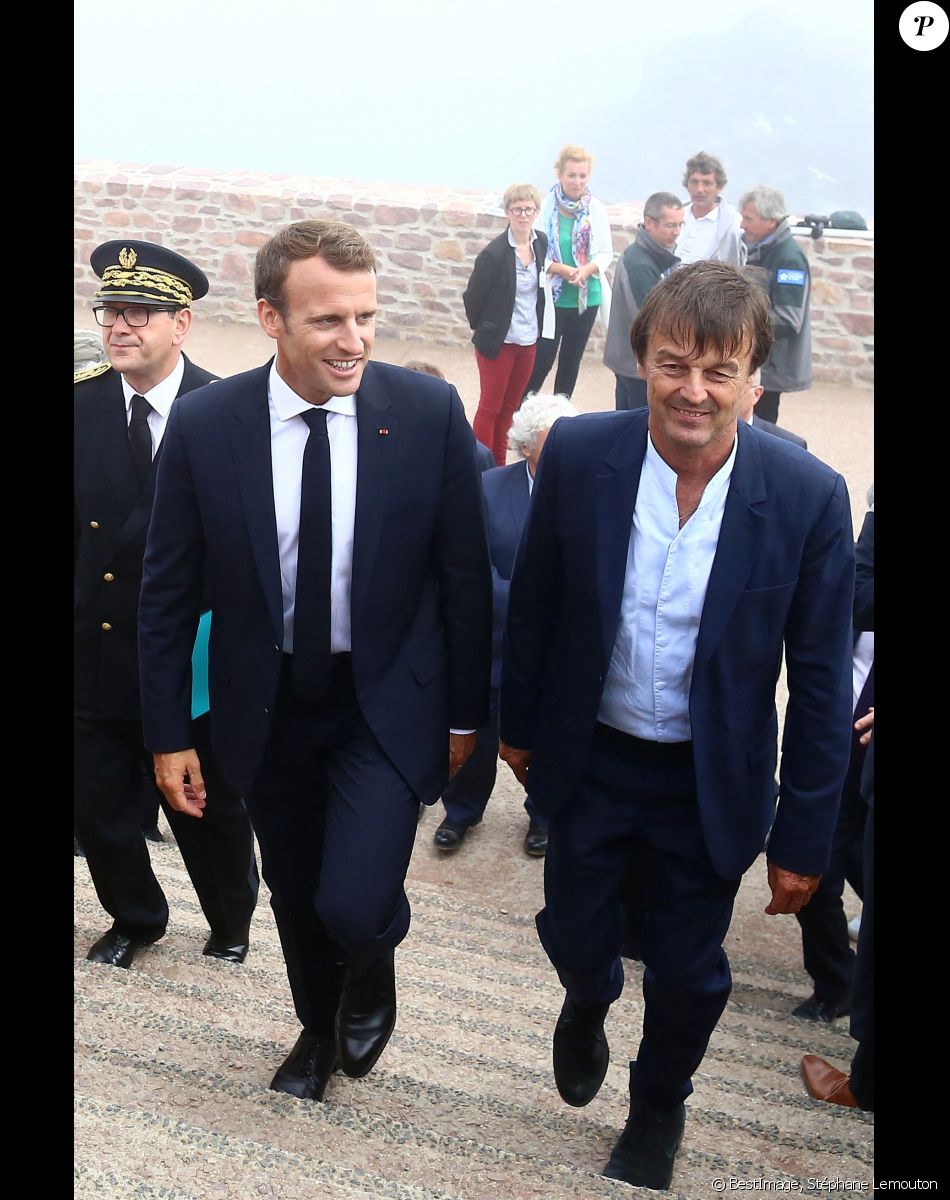 Le préfet des Côtes-d'Armor Yves Le Breton, le président de la République française Emmanuel Macron et le ministre de la Transition Ecologique et Solidaire Nicolas Hulot en cap Fréhel (Côtes-d'Armor), France, le 20 juin 2018 © Stéphane Lemouton