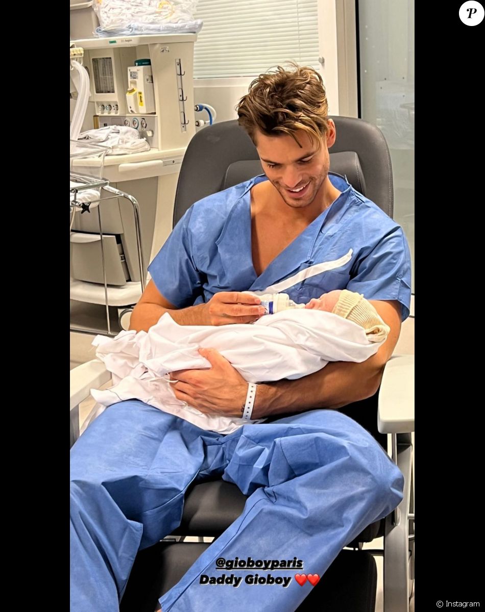 Giovanni Bonamy donne le biberon à son fils.