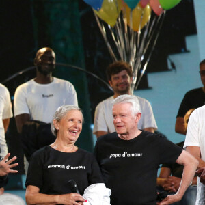 Exclusif - Philippe Lacheau, Elodie Fontan, Gérard Lacheau (père), Huguette Lacheau (mère), Patrick Bruel et Reem Kherici - Surprises - Enregistrement de l'émission "La Chanson secrète 9" à la Seine musicale à Paris, diffusée le 27 novembre sur TF1© Gaffiot-Moreau / Bestimage 