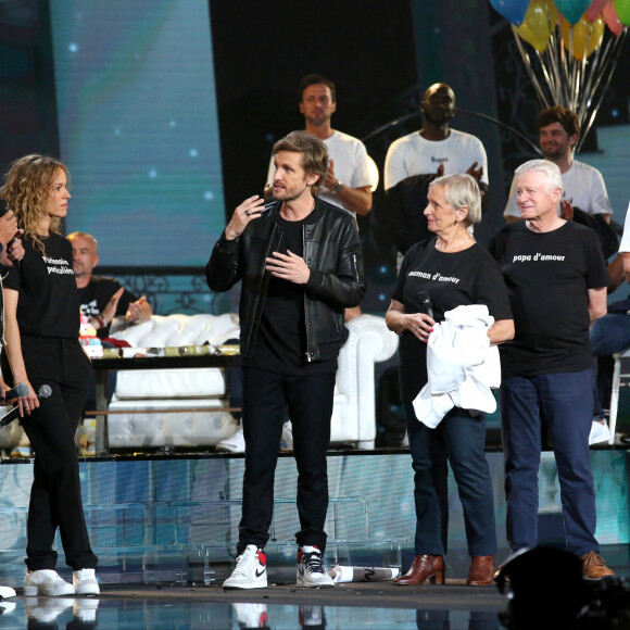 Exclusif - Philippe Lacheau, Elodie Fontan, Gérard Lacheau (père), Huguette Lacheau (mère), Patrick Bruel et Reem Kherici - Surprises - Enregistrement de l'émission "La Chanson secrète 9" à la Seine musicale à Paris, diffusée le 27 novembre sur TF1 à 21h05© Gaffiot-Moreau / Bestimage 