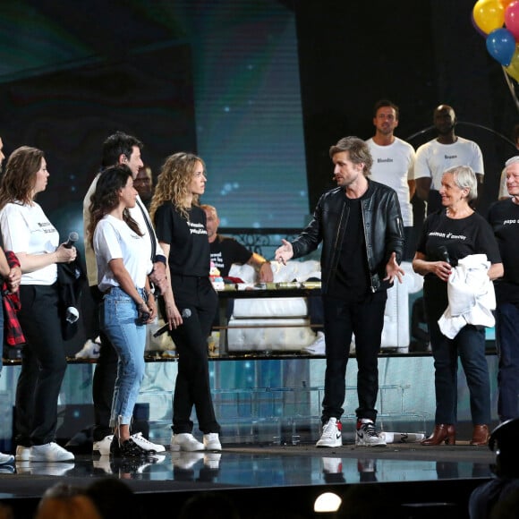 Exclusif - Philippe Lacheau, Elodie Fontan, Gérard Lacheau (père), Huguette Lacheau (mère), Patrick Bruel, Reem Kherici, Julien Arruti et Aurelie Arruti - Surprises - Enregistrement de l'émission "La Chanson secrète 9" à la Seine musicale à Paris, diffusée le 27 novembre sur TF1 à 21h05 © Gaffiot-Moreau / Bestimage 