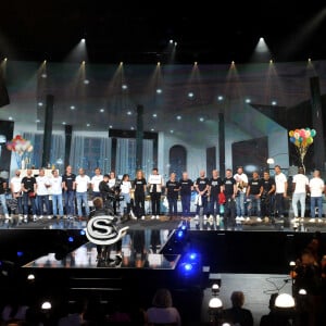 Exclusif - Philippe Lacheau, Elodie Fontan, Gérard Lacheau (père), Huguette Lacheau (mère), Pierre Lacheau (frère), Cédric Rigaut (cousin), Patrick M'Beutcha, Steve Massieye, Sébastien Hamel, Sebastien, Patrick Bruel, Reem Kherici, Pascal Boisson (Paco), Pierre Dudan, Julien Arruti, Aurelie Arruti, Bailleul, Vincent Letellier, Rachid El Alaoui, Franck Parlouer, Jamel Hadji, Hassen Salem, Hassen Boubritou, Olivier Mast (dit papi), Stephane schaudel (sko), Ibrahim Koudié, Dominique Lima, Julien Gourdon, Frédéric de Vincelles, Sébastien Joseph (dit Lucas) - Surprises - Enregistrement de l'émission "La Chanson secrète 9" à la Seine musicale à Paris, diffusée le 27 novembre sur TF1 à 21h05. © Gaffiot-Moreau / Bestimage se