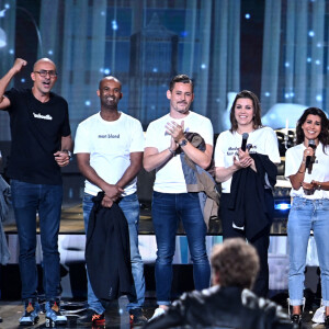 Exclusif - Philippe Lacheau, Elodie Fontan, Gérard Lacheau (père), Huguette Lacheau (mère), Pierre Lacheau (frère), Patrick Bruel, Reem Kherici et Aurelie Arruti - Surprises - Enregistrement de l'émission "La Chanson secrète 9" à la Seine musicale à Paris, diffusée le 27 novembre sur TF1 à 21h05. © Gaffiot-Moreau / Bestimage 