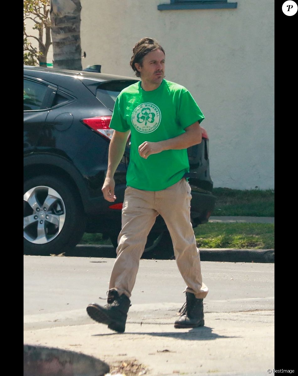 Exclusif - Casey Affleck est allé acheter de la nourriture à emporter dans le quartier de Los Feliz à Los Angeles, le 9 août 2021