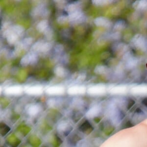 Exclusif - Casey Affleck joue au football en short et torse nu avec un de ses fils à Los Angeles le 17 juin 2020.