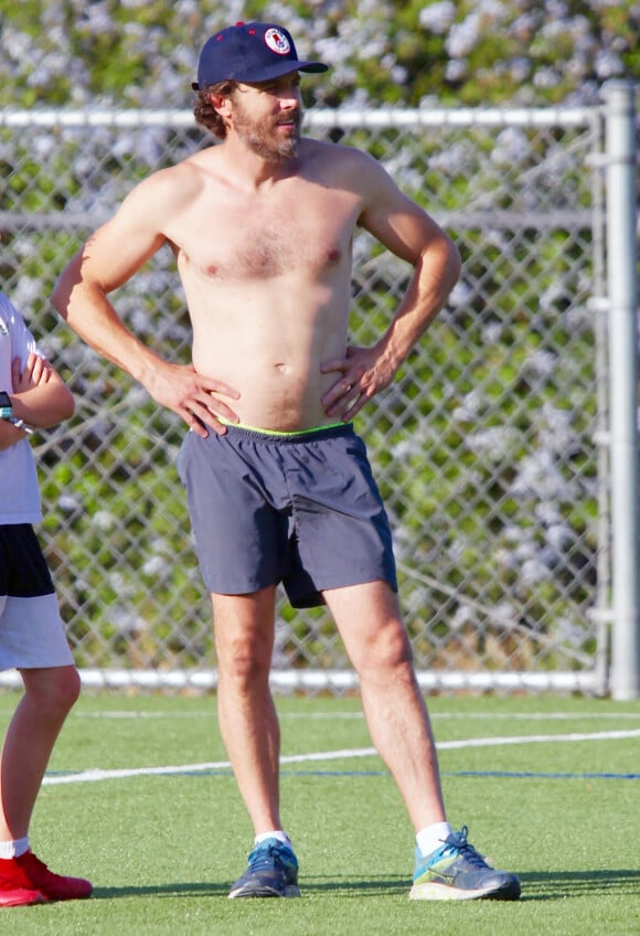 Exclusif - Casey Affleck joue au football en short et torse nu avec un de ses fils à Los Angeles le 17 juin 2020.