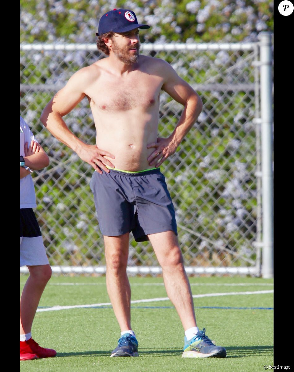 Exclusif - Casey Affleck joue au football en short et torse nu avec un de ses fils à Los Angeles le 17 juin 2020.
