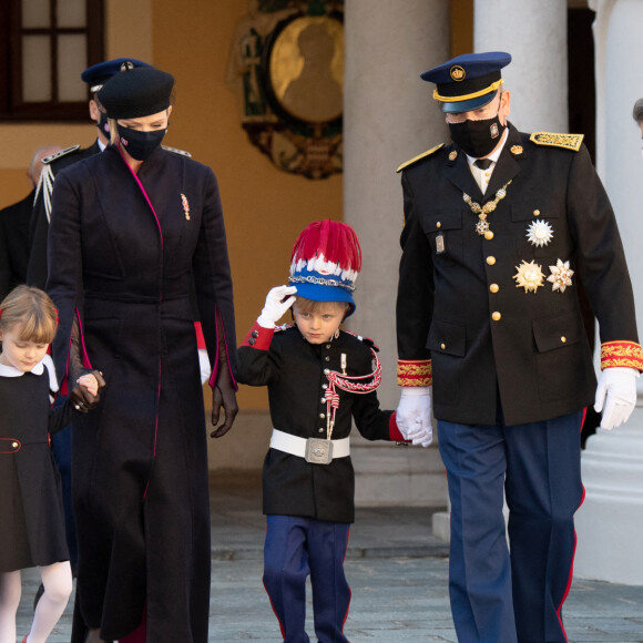 La princesse Charlène de Monaco, la princesse Gabriella de Monaco, comtesse de Carladès, le prince Jacques de Monaco, marquis des Baux, le prince Albert II de Monaco, la princesse Caroline de Hanovre - La famille princière assiste à une cérémonie de remise de médaille dans la cours du Palais de Monaco lors de la Fête Nationale 2020 de la principauté de Monaco le 19 novembre 2020. © David Nivière / Pool / Bestimage