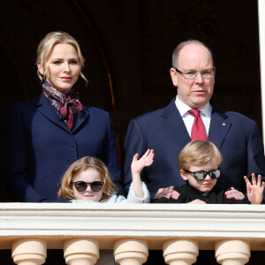 Le prince Albert II de Monaco, sa femme la princesse Charlène et leurs enfants le prince héréditaire Jacques et la princesse Gabriella ont assité depuis un balcon du Palais à la traditionnelle procession durant la célébration de la Sainte Dévote, Sainte patronne de Monaco, à Monaco le 27 janvier 2020. © Bruno Bebert / Bestimage