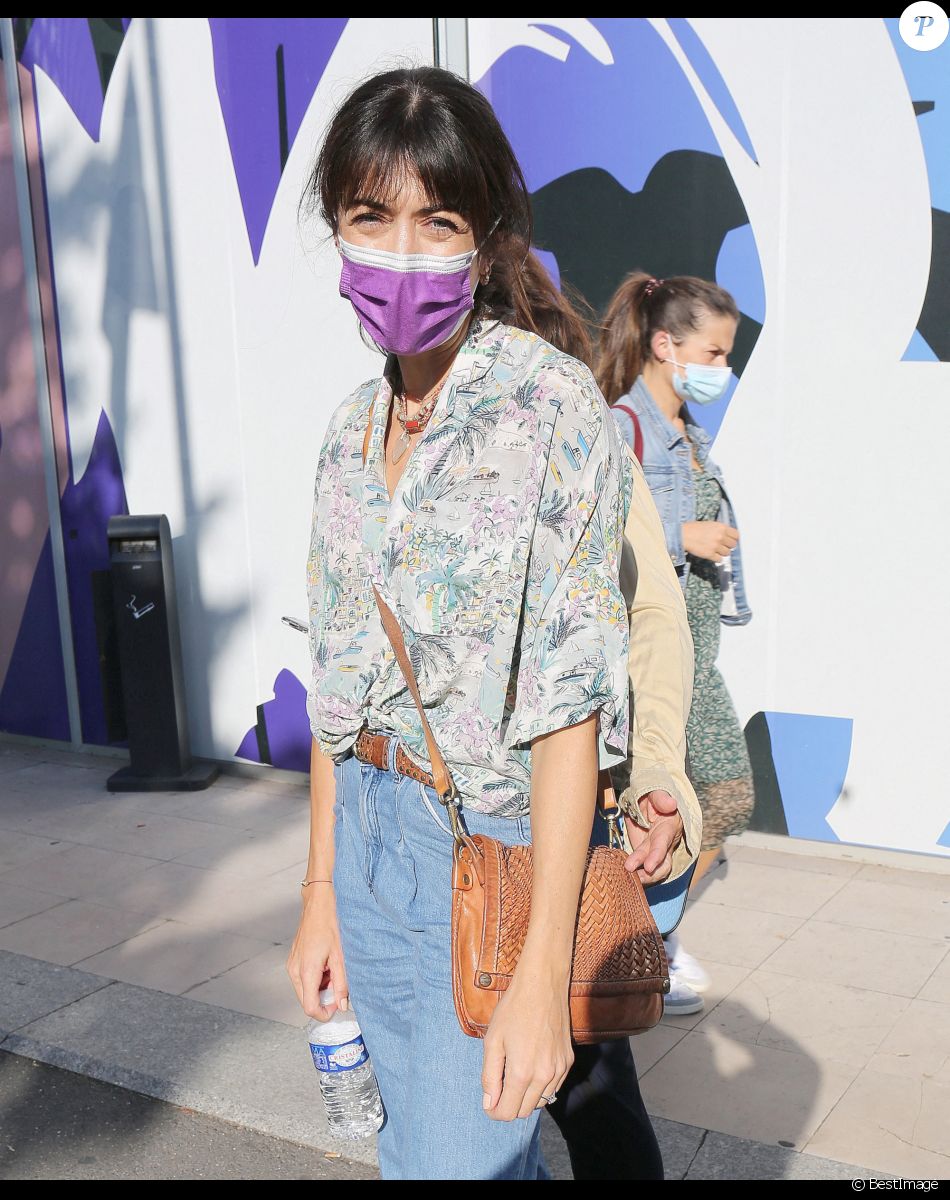 Exclusif - Nolwenn Leroy signe des autographes en quittant les studios de Radio France à Paris, le 10 septembre 2021.