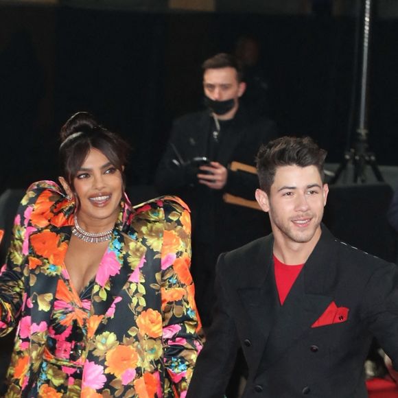 Priyanka Chopra et son mari Nick Jonas arrivent à la soirée des "British Fashion Awards 2021" à Londres, le 29 novembre 2021.