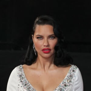 Adriana Lima arrive à la soirée des "British Fashion Awards 2021" à Londres, le 29 novembre 2021.