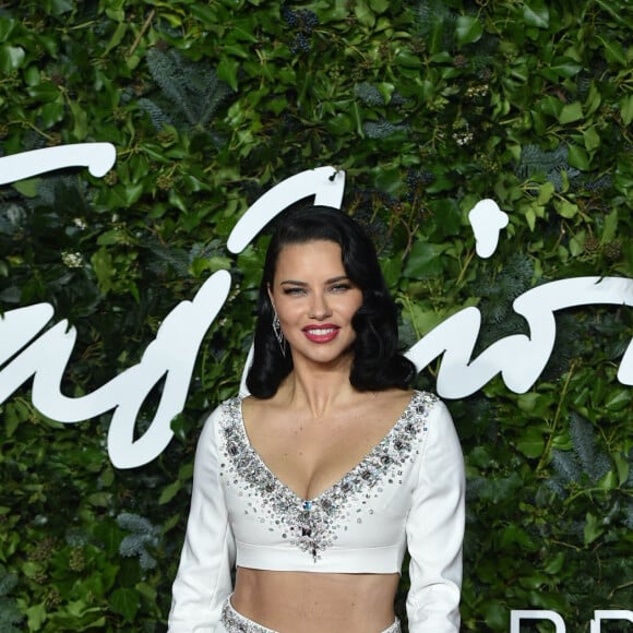 Adriana Lima au photocall de la soirée des "British Fashion Awards 2021" à Londres, le 29 novembre 2021.