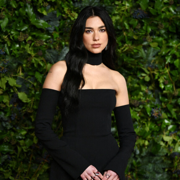 Dua Lipa au photocall de la soirée des "British Fashion Awards 2021" à Londres, le 29 novembre 2021.