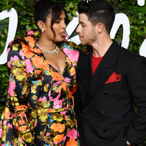 Priyanka Chopra et son mari Nick Jonas au photocall de la soirée des "British Fashion Awards 2021" à Londres, le 29 novembre 2021.