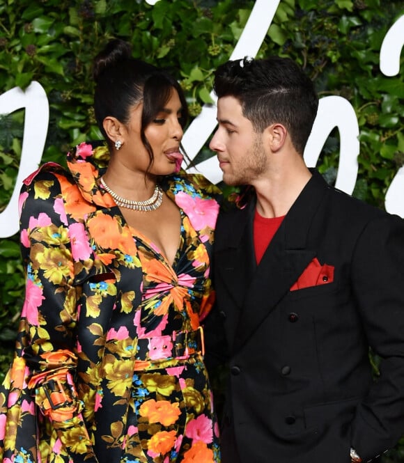 Priyanka Chopra et son mari Nick Jonas au photocall de la soirée des "British Fashion Awards 2021" à Londres, le 29 novembre 2021.