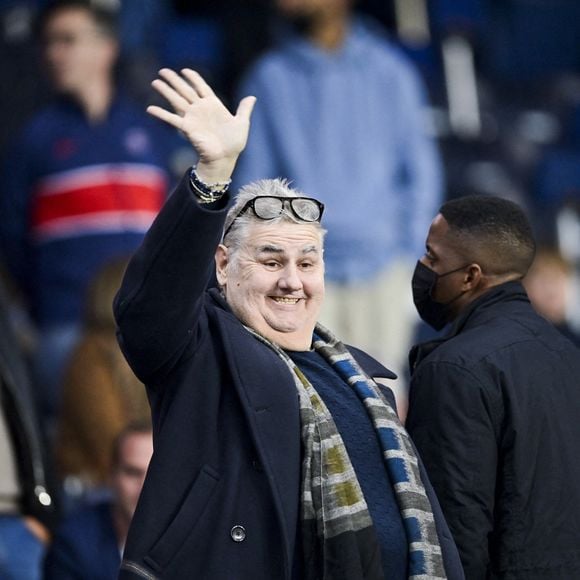 Pierre Ménès assiste au match de Ligue 1 Uber Eats PSG contre Angers (2-1) à Paris, le 15 octobre 2021. © JB Autissier / Panoramic / Bestimage