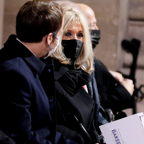 Le Président de la République Emmanuel Macron et sa femme Brigitte Macron - Le cénotaphe de la danseuse et chanteuse française d'origine américaine qui a combattu pour la Résistance française et contre le racisme, Joséphine Baker (1906-1975) entre au Panthéon par la Grande Porte de Paris, France, le 30 novembre 2021. L'icône sera la sixième femme sur 80 personnalités illustres à recevoir l'honneur d'être accueillie au Panthéon. © Dominique Jacovides / Bestimage 