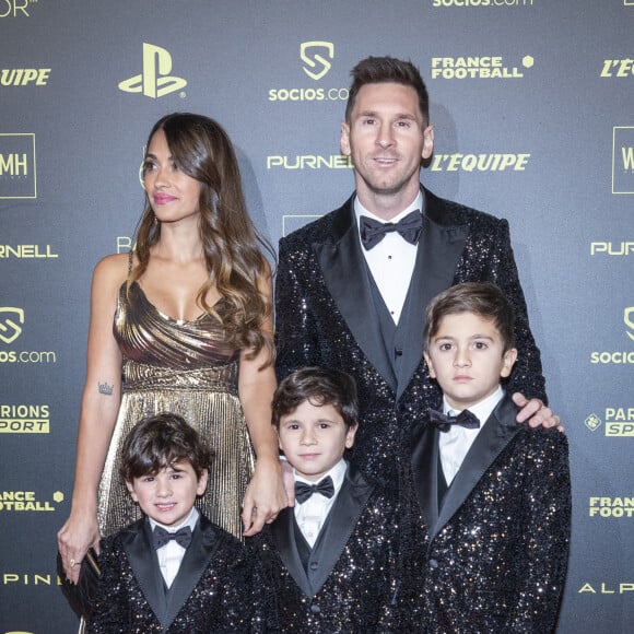 Lionel Messi (Ballon d'Or pour la 7ème fois) avec sa femme Antonella Roccuzzo et ses enfants Thiago, Mateo et Ciro - Photocall de la cérémonie du Ballon d'Or 2021 au Théâtre du Châtelet le 29 novembre 2021. © Cyril Moreau/Bestimage