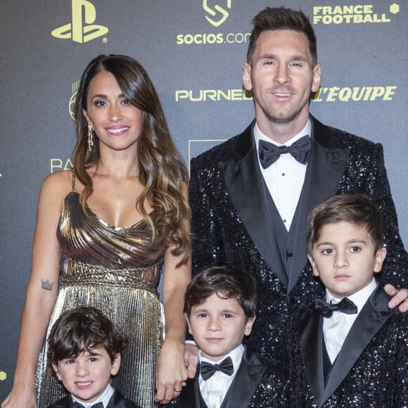 Lionel Messi avec sa femme Antonella Roccuzzo et ses enfants Thiago, Mateo et Ciro - Photocall de la cérémonie du Ballon d'Or au Théâtre du Châtelet. © Cyril Moreau/Bestimage