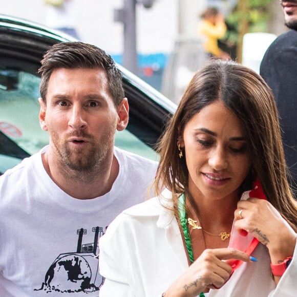 Exclusif - Antonella Roccuzzo (ensemble survêtement noir Adidas) sort de l'hôtel Royal Monceau pour aller faire du shopping chez Zara pour acheter une tenue et aller ensuite déjeuner au restaurant avec son mari. Antonella veut rester la plus belle pour son Leo après 20 ans de vie commune et 3 enfants. Elle retourne à l'hôtel pour se changer avant de rejoindre son mari Lionel Leo Messi, qui revient de son entraînement avec le Paris Saint-Germain (PSG), au restaurant parisien. Le couple est ensuite retourné dans leur hôtel.