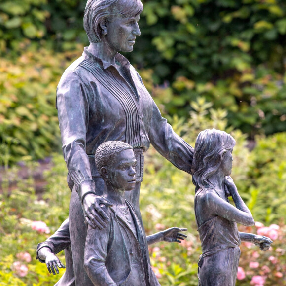 La statue de la princesse Diana, inaugurée dans les jardins de Kensington Palace, le jour de son 60 ème anniversaire à Londres, le 1er juillet 2021.  A statue of Diana, Princess of Wales in the sunken garden at Kensington Palace. The Statue by sculptor Ian Rank-Broadley was unveiled yesterday by Diana's two son's Prince Harry, Duke of Sussex and Prince William, Duke of Cambridge. July 1st would have been the 60th birthday of Princess Diana, who died in 1997. July 1st, 2021. 