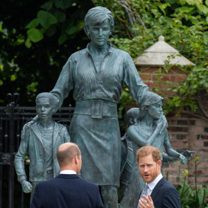 Le prince William, duc de Cambridge, et son frère Le prince Harry, duc de Sussex, se retrouvent à l'inauguration de la statue de leur mère, la princesse Diana dans les jardins de Kensington Palace à Londres, Royaume Uni, le 1er juillet 2021. Ce jour-là, la princesse Diana aurait fêté son 60 ème anniversaire.  The Duke of Cambridge (left) and Duke of Sussex during the unveiling of a statue they commissioned of their mother Diana, Princess of Wales, in the Sunken Garden at Kensington Palace, London, on what would have been her 60th birthday. Picture date: Thursday July 1, 2021. 