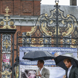 Le prince William, duc de Cambridge et le prince Harry lors d'une promenade dans les jardins du palais de Kensington pour saluer la mémoire de Lady Diana à Londres le 30 août 2017.  30th August 2017 London UK Britain's Prince William, centre, his wife Kate, Duchess of Cambridge and Prince Harry arrive for an event at the memorial garden in Kensington Palace, London, Wednesday, Aug. 30, 2017. Princes William and Harry are paying tribute to their mother, Princess Diana, on the eve of the 20th anniversary of her death by visiting the Sunken Garden to honour Diana's work with charities. 