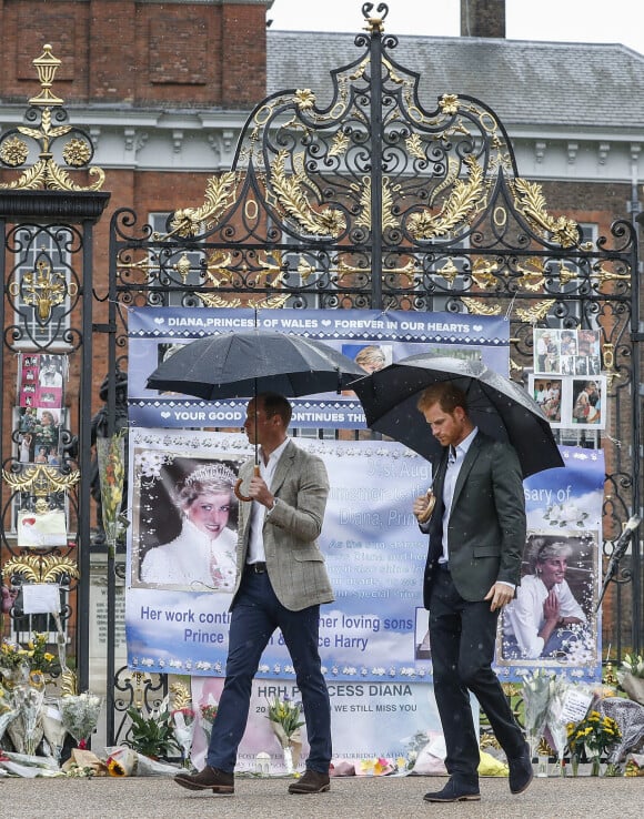 Le prince William, duc de Cambridge et le prince Harry lors d'une promenade dans les jardins du palais de Kensington pour saluer la mémoire de Lady Diana à Londres le 30 août 2017.  30th August 2017 London UK Britain's Prince William, centre, his wife Kate, Duchess of Cambridge and Prince Harry arrive for an event at the memorial garden in Kensington Palace, London, Wednesday, Aug. 30, 2017. Princes William and Harry are paying tribute to their mother, Princess Diana, on the eve of the 20th anniversary of her death by visiting the Sunken Garden to honour Diana's work with charities. 