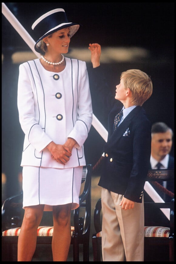 Le prince Harry et sa mère Diana à Londres en 1995.