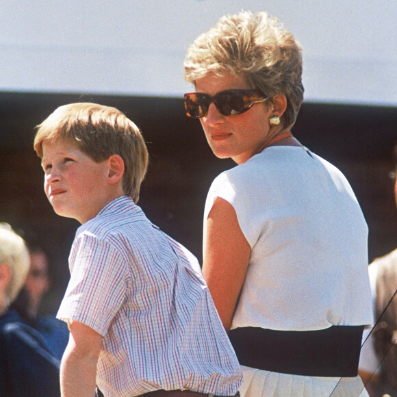 Le prince Harry et sa mère Diana au Grand Prix de Formule 1 de Silverstone, trois ans avant la mort de la princesse.