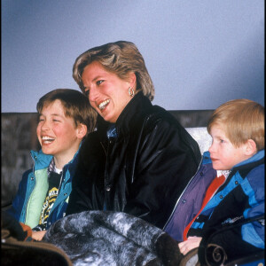 Le prince Harry et le prince William avec leur mère Diana en vacances à Lech en 1995.