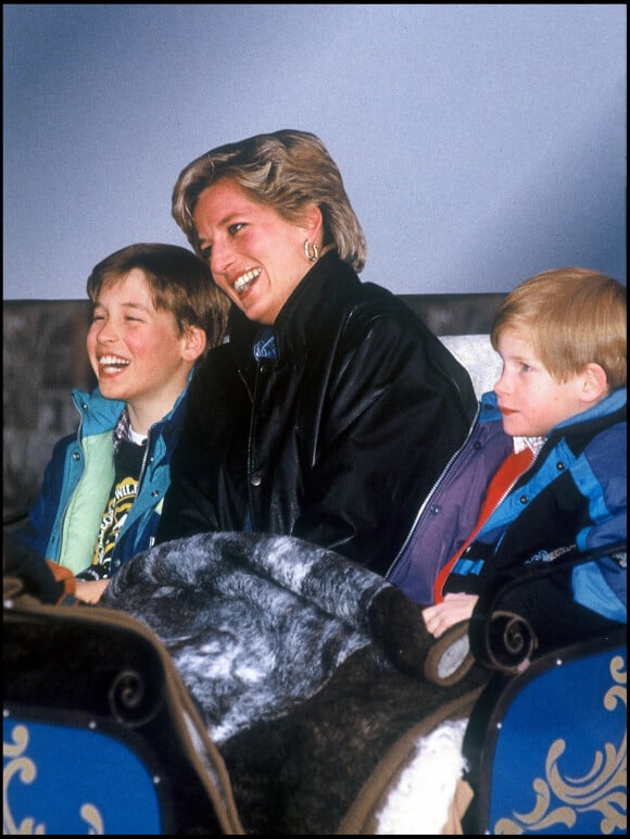 Le prince Harry et le prince William avec leur mère Diana en vacances à Lech en 1995.