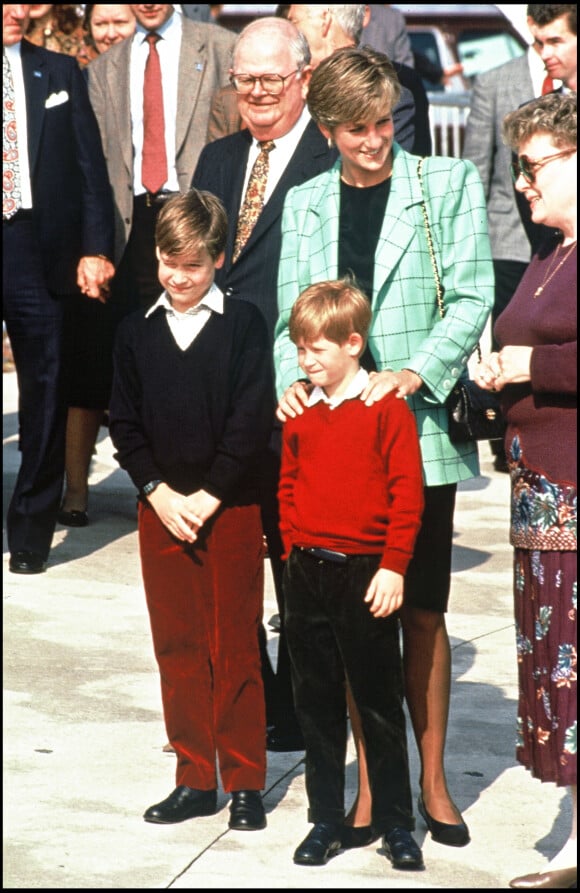 Diana et ses fils, le prince William et le prince Harry, en visite au Canada en 1991.