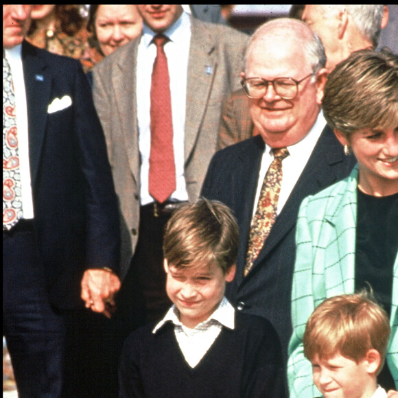 Diana et ses fils, le prince William et le prince Harry, en visite au Canada en 1991.