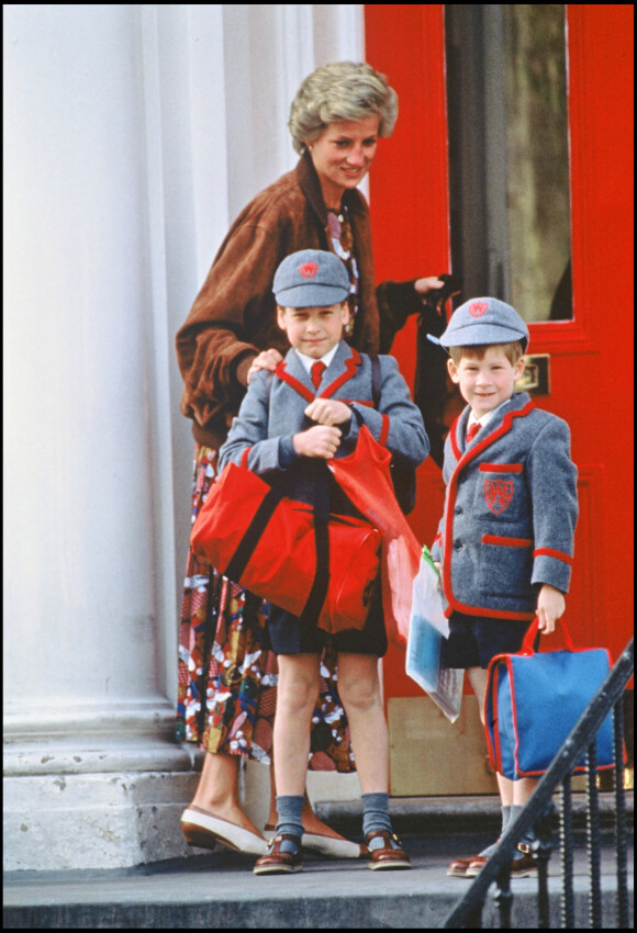 Diana et ses fils, le prince William et le prince Harry, en chemin pour l'école, à Londres en 1990.