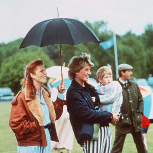 Sarah Ferguson, Diana et son fils le prince Harry lors d'une partie de polo à Windsor en 1987.